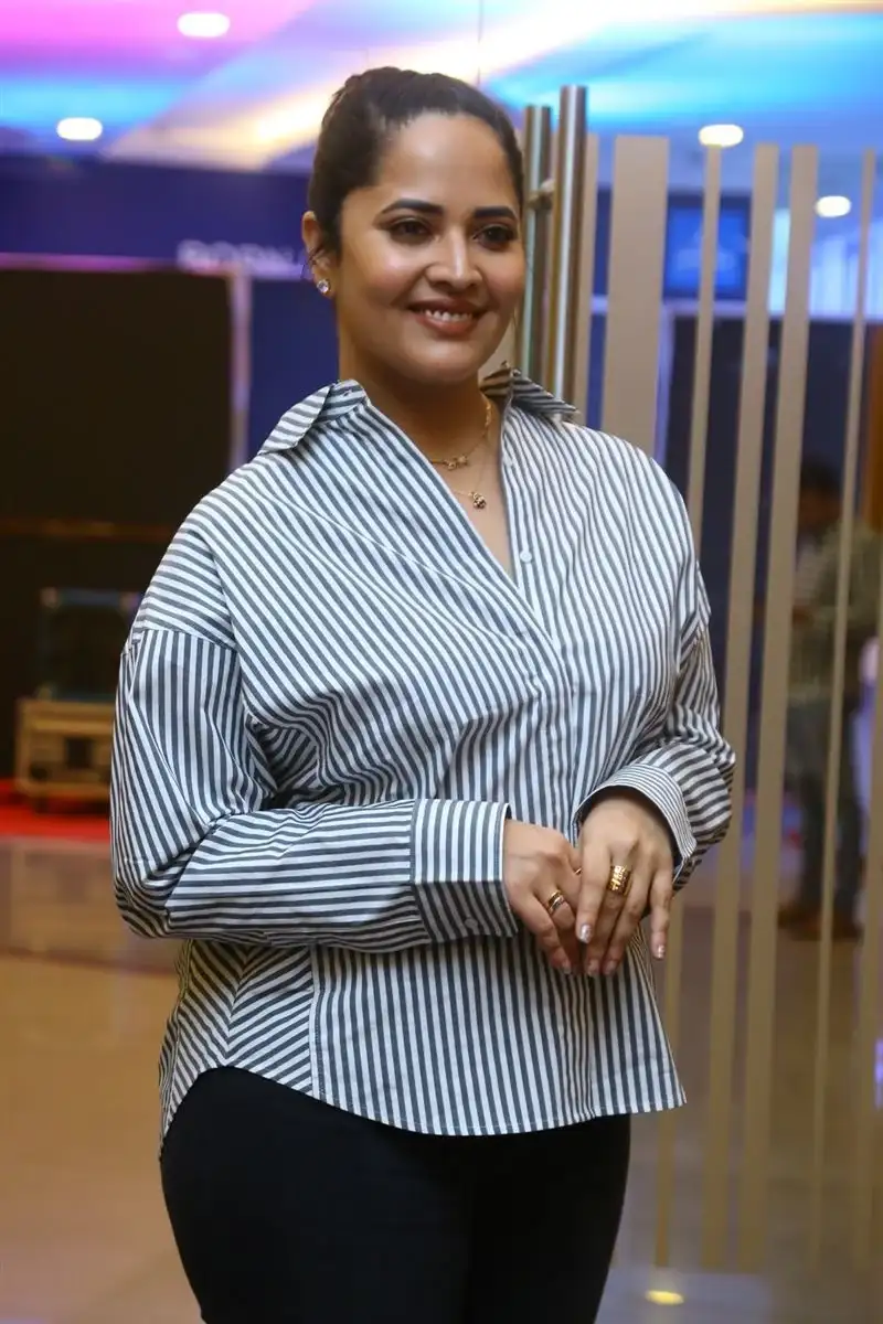 INDIAN ACTRESS ANASUYA BHARADWAJ IN BLACK JEANS SHIRT 17